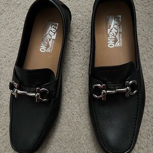 BRAND NEW WOMEN’S FERRAGAMO FLATS!